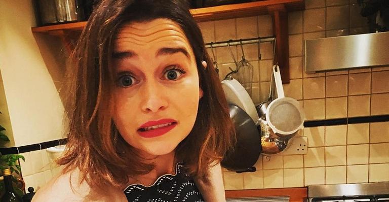 Emilia Clarke relembra aneurismas em gravação de GOT: ”Pedi para os médicos deixarem eu morrer”