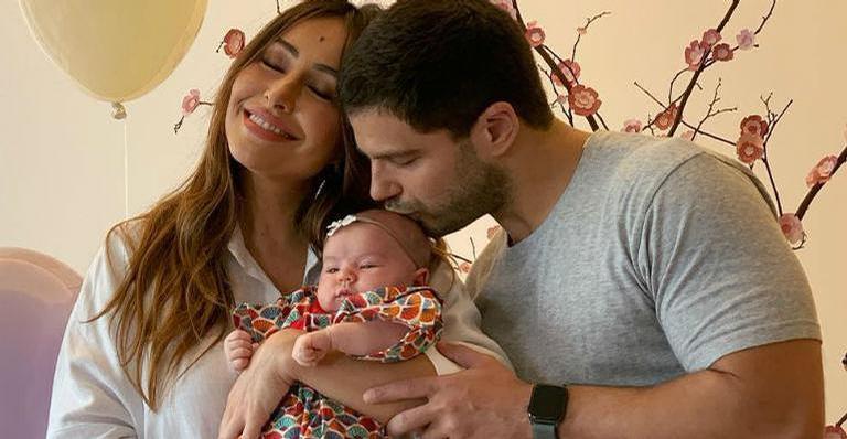 Sabrina Sato flagra estilo único de Zoe e baba: ”Olha o tênis dela”