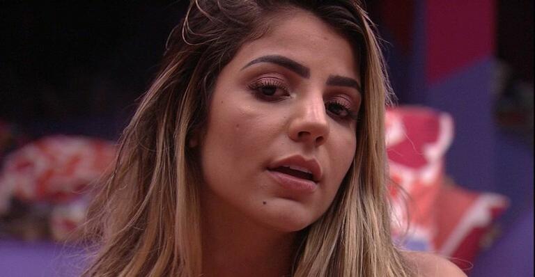 Corajosa! Hariany tira o aplique e corta o cabelo sozinha no ‘BBB 19’