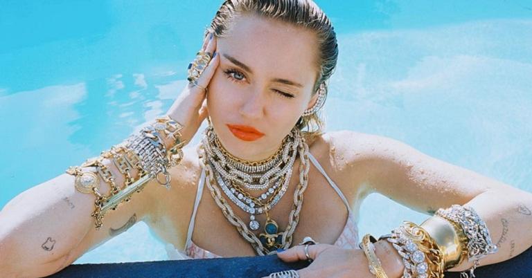 Luxo é pouco! Miley Cyrus posa com quilos de joias na piscina