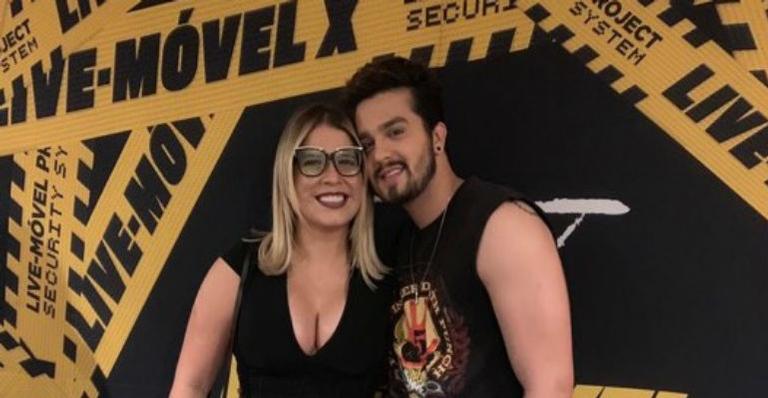 Turbinada, Marília Mendonça posa com Luan Santana e abusa de decote