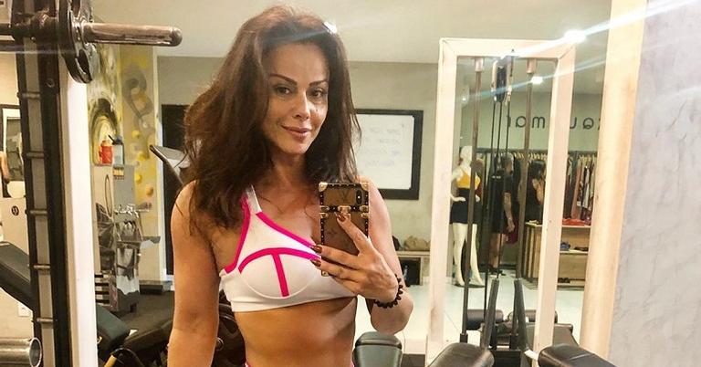 Na academia, Viviane Araújo exibe corpão e manda recado motivacional para os fãs