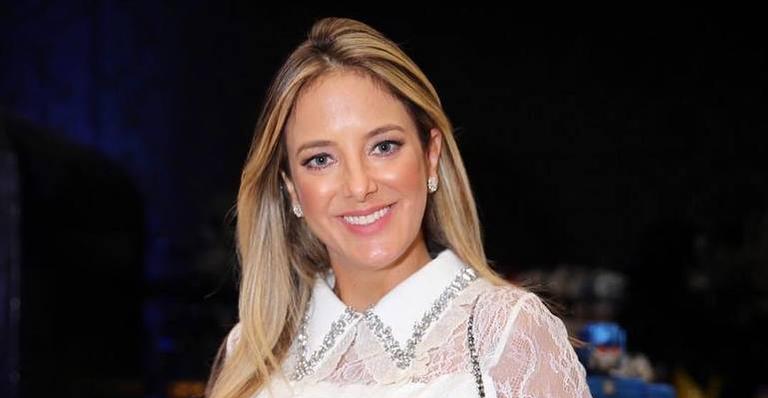 Ticiane Pinheiro usa vestido com cinto e deixa barriga de 24 semanas marcada