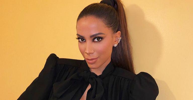 Anitta usa sapato de R$ 10 mil durante premiação em Porto Rico