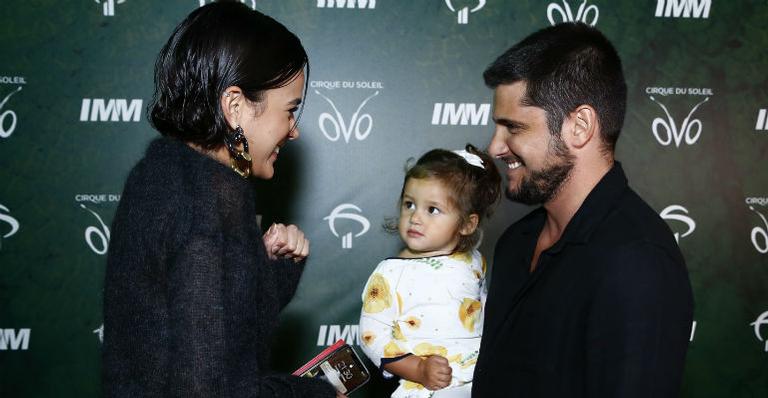 Bruna Marquezine se encanta com Madalena, filha de Bruno Gissoni e Yanna Lavigne