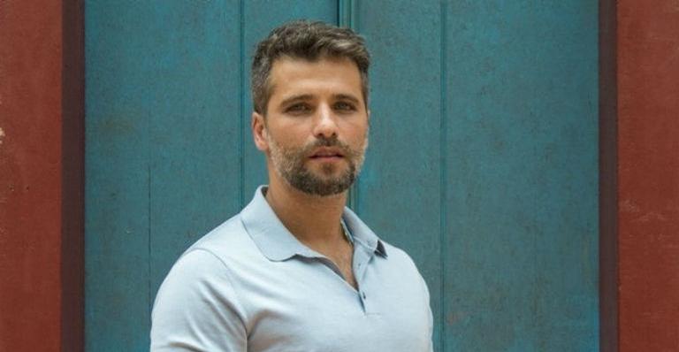 Após clique sedutor sem camisa, Bruno Gagliasso responde comentário ousado de fã