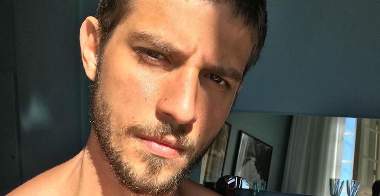 Chay Suede relembra início do relacionamento com Laura Neiva em foto íntima