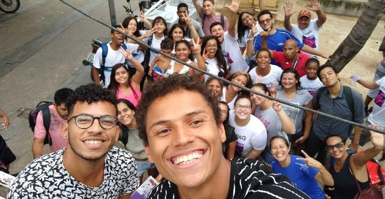 Danrley protagoniza retorno emocionante e nostálgico para a comunidade da Rocinha