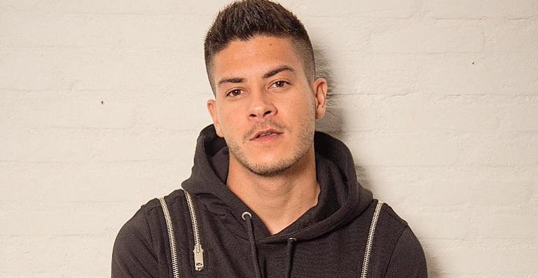 De volta ao passado! Arthur Aguiar canta sucesso de Rebelde e declara: ”Mudou a minha vida”