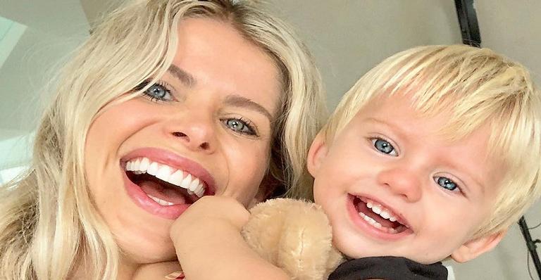 Enrico Bacchi explode o fofurometro ao combinar pijama com a mamãe