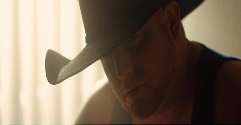 Cantor norte americano morre após acidente com arma em gravação de clipe