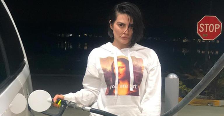 Cleo Pires vira frentista nos Estados Unidos e surpreende com look exótico