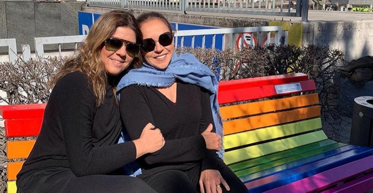 Daniela Mercury posta foto da esposa vestida com as cores do Brasil: ”Amamos incondicionalmente”