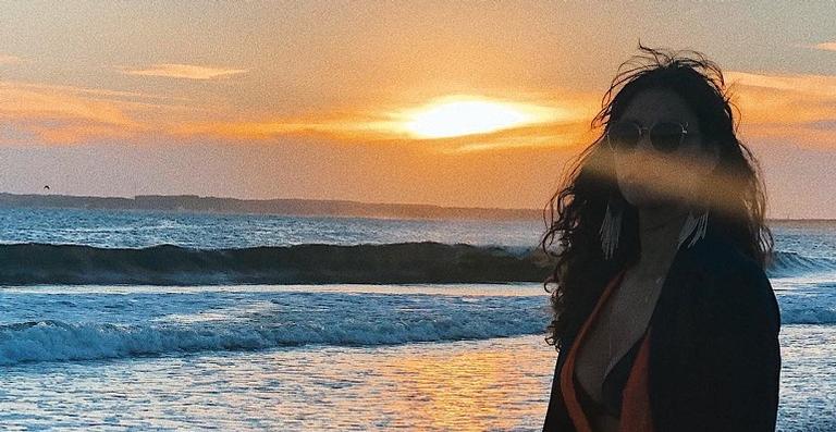 Boa vibração! Débora Nascimento aparece renovada em foto na praia com pôr do sol