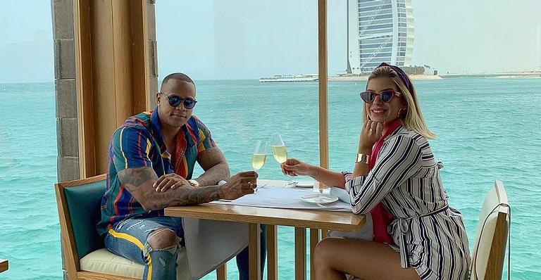 Em viagem de luxo por Dubai, Léo Santana pede Lore Improta em casamento