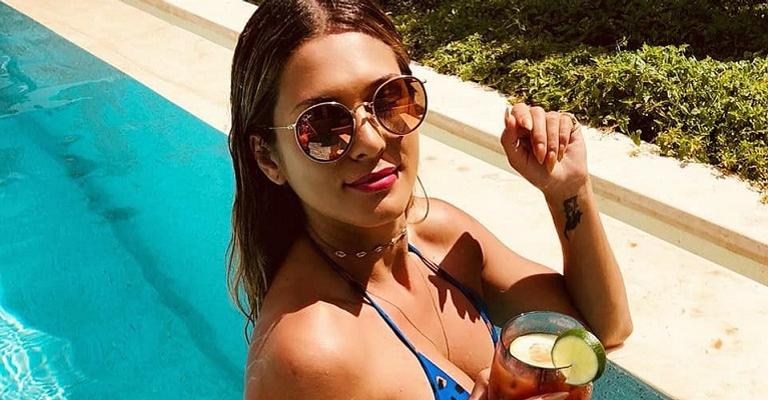 Lívia Andrade compartilha clique com bumbum empinado e causa alvoroço na internet