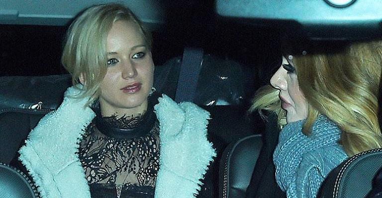 Adele e Jennifer Lawrence fazem farra em bar gay na cidade de New York