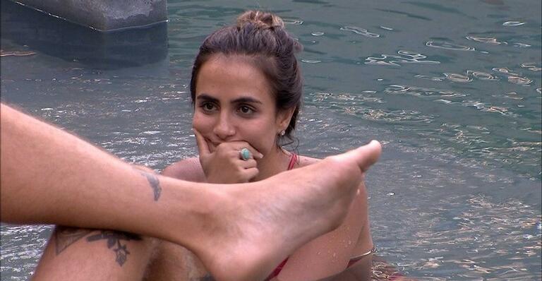Namoro de brincadeira? Carolina dá indireta para Alan sobre romance: ”Acomodado no relacionamento”