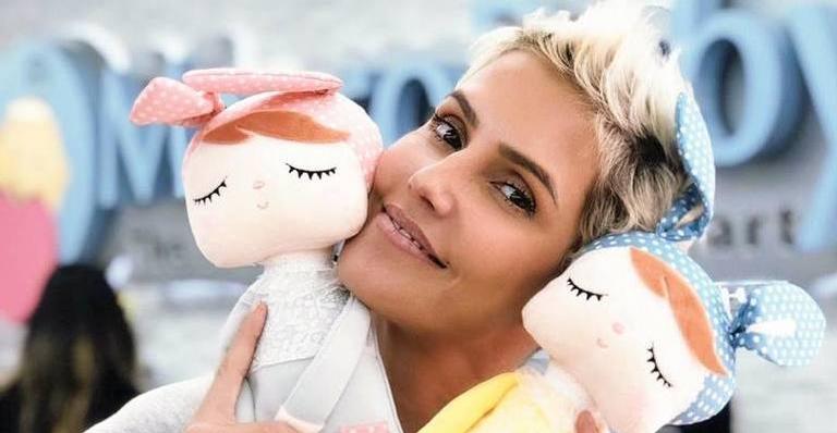 Foto rara! Deborah Secco compartilha momento de sua mãe com sua filha e faz declaração emocionante