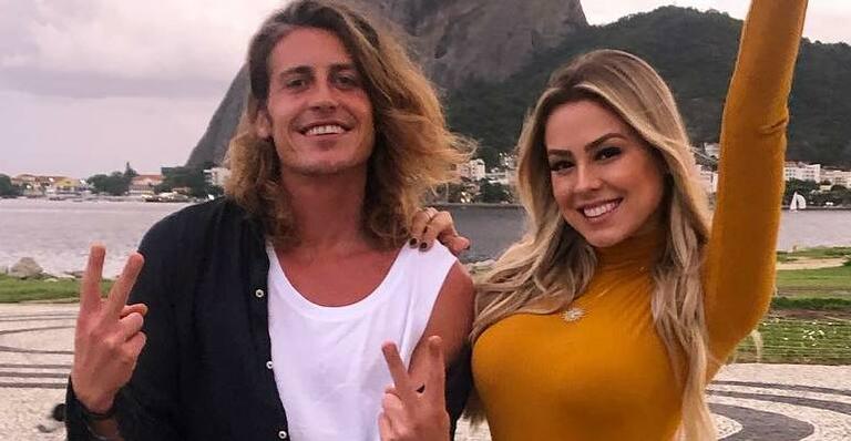 Após sair do BBB, Alberto Mezzetti passa final de semana com Isabella Cecchi no Rio de Janeiro
