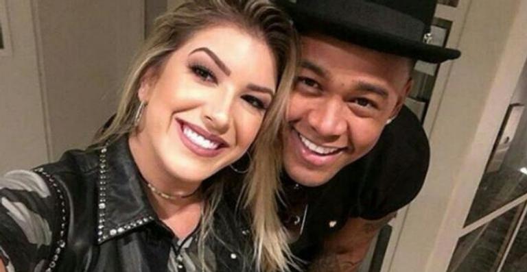 Após noivado, Léo Santana e Lorena Improta curtem viagem romântica