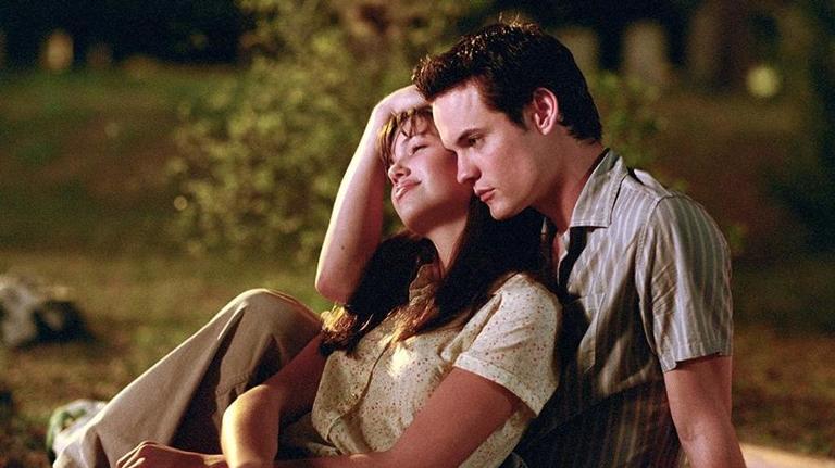 Atores de ‘Um Amor para Recordar’ se encontram 17 anos depois e reproduzem foto clássica da trama