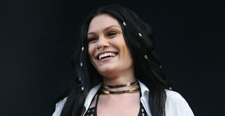 Jessie J posa de biquíni e dá lição sobre aceitação ao falar de suas celulites
