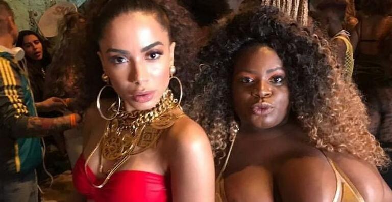 Jojo Maronttinni faz striptease pra Anitta e acaba mostrando demais