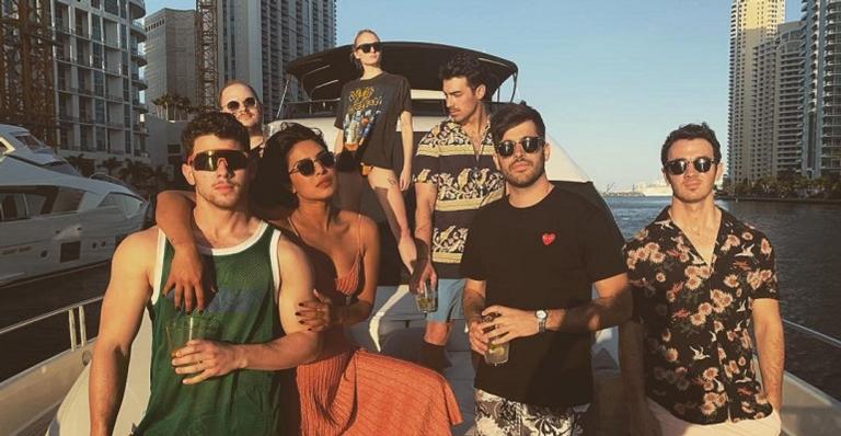 Jonas Brothers reúnem toda a família em Miami para curtir com muita riqueza