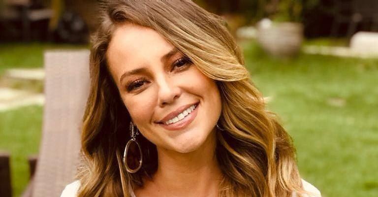 Paolla Oliveira protagoniza cena carinhosa na piscina