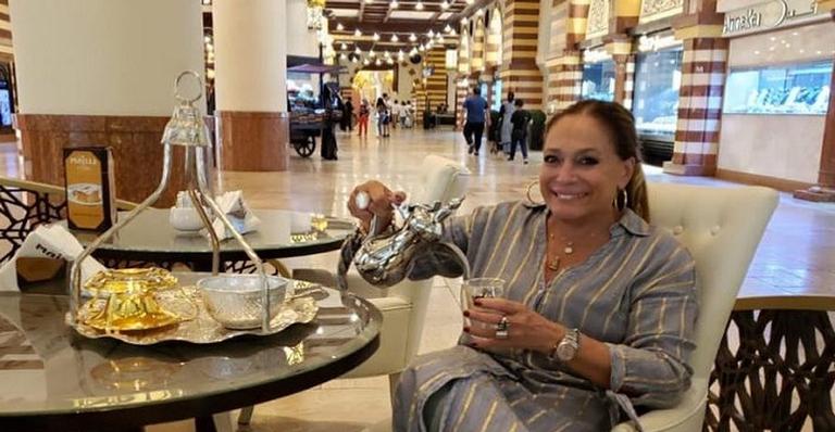 Susana Vieira registra instante único e bem divertido durante viagem para Dubai