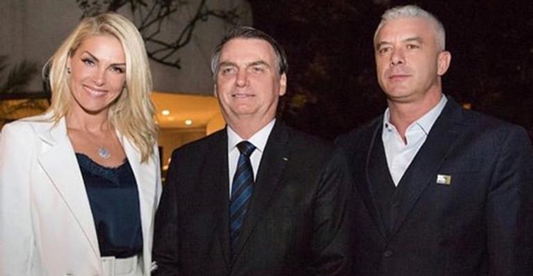 Ana Hickmann posa ao lado de Jair Bolsonaro: ”Meu presidente”