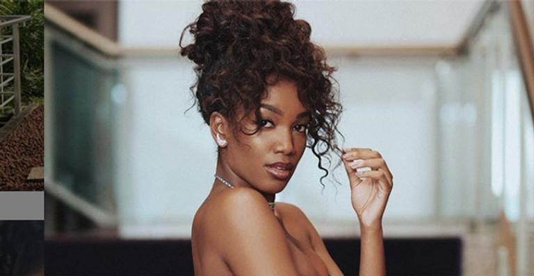 Iza malha de biquíni fio dental e ostenta corpo perfeito