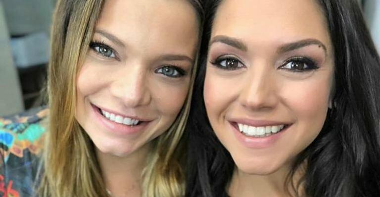 Thaís Fersoza celebra 15 anos de amizade com Milena Toscano e conhece bebê da amiga