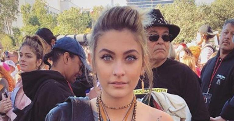 Paris Jackson ‘está bem melhor’ após todo o caos envolvendo seu pai