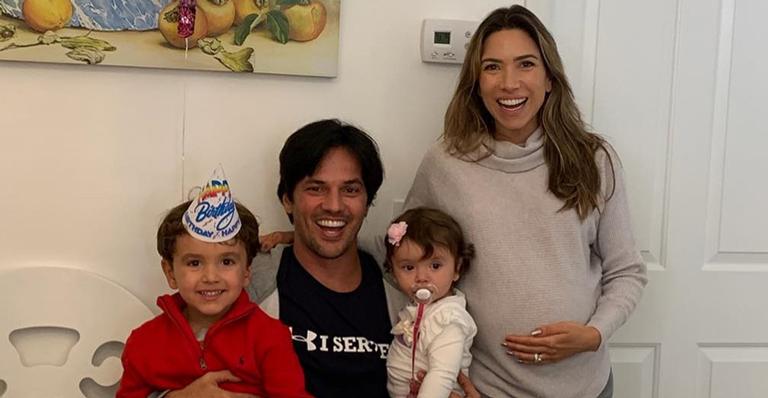 Prestes a dar à luz, Patrícia Abravanel muda o visual e exibe nova cor no cabelo