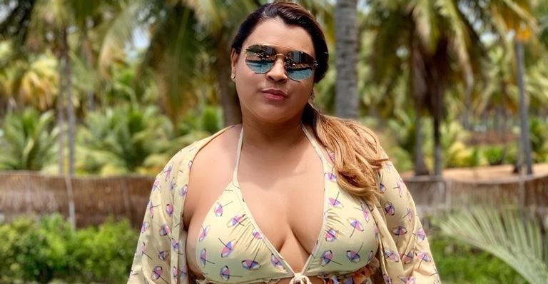 De biquíni de lacinho, Preta Gil exibe corpão em praia de Alagoas e recebe sugestão dos fãs