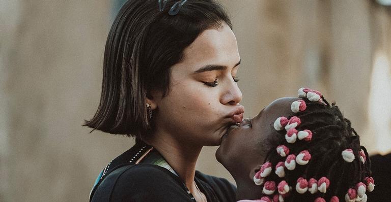 Bruna Marquezine emociona ao mostrar crianças cantando e dançando na Angola