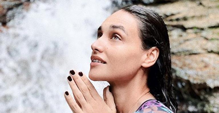 Pai de Débora Nascimento esclarece foto da atriz com aliança