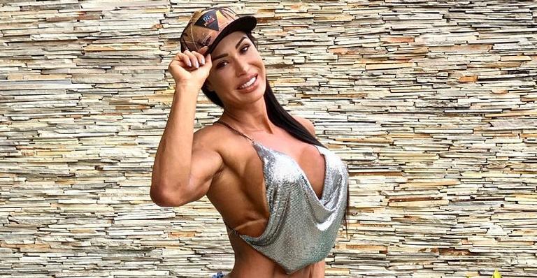 Gracyanne Barbosa sensualiza no poledance e surpreende com elasticidade