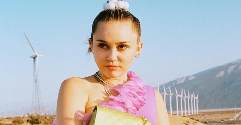Miley Cyrus usa assessório milionário para evitar transmitir resfriado; Veja!
