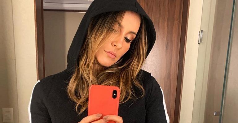 Claudia Leitte mostra barriguinha de cinco meses e surpreende os internautas