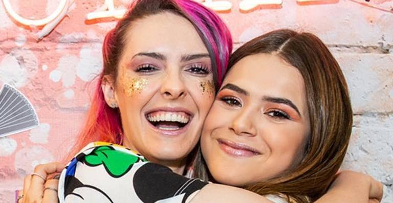 Maísa Silva posa ao lado de famosa do YouTube e web vai a loucura