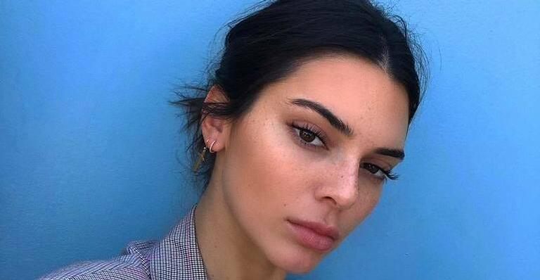 Dia de folga! Após curtir piscina, Kendall Jenner aparece de biquíni cozinhando com a mãe