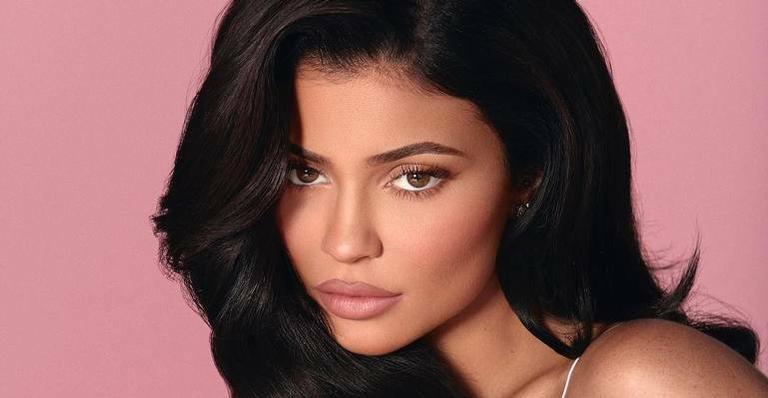 Kylie Jenner surpreende fãs ao aparecer sem maquiagem