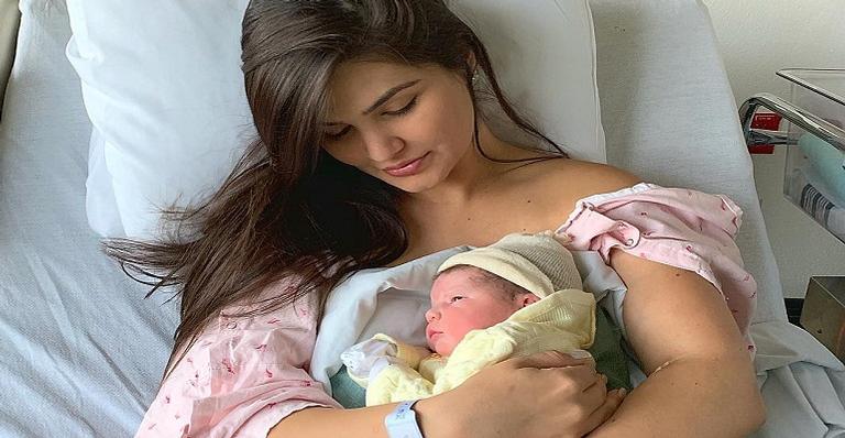 Mulher de Mateus, da dupla com Kauan, recebe alta hospitalar e volta ao Brasil