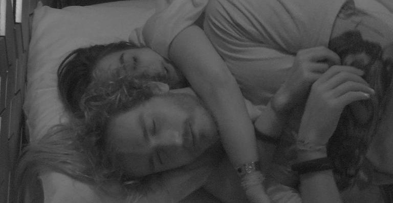 Depois de festa no ‘BBB 19’, Alan tenta ir para cama de Carolina