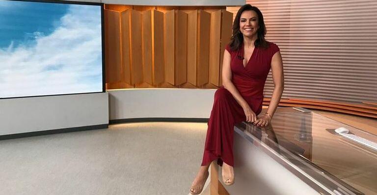 Ana Paula Araújo entrega gravidez de colega ao vivo no jornal