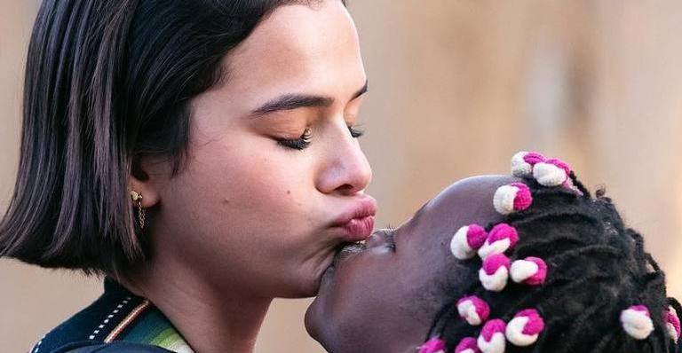 Bruna Marquezine compartilha cliques emocionantes de sua visita à Angola: ”Amor puro”