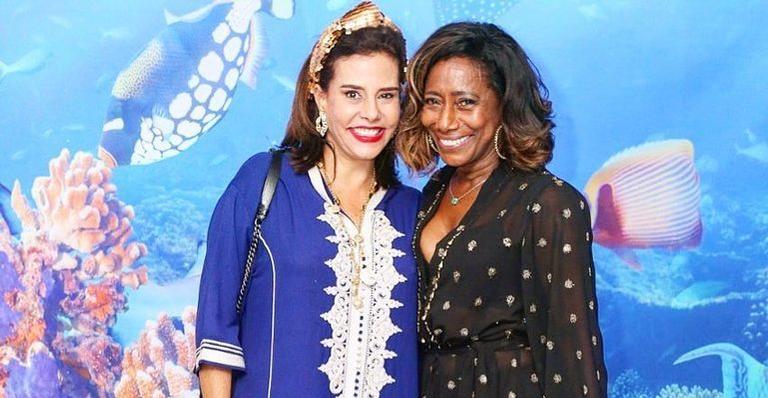 Que badalo! Glória Maria posa ao lado de Narciza Tamborindeguy em festa de Anitta